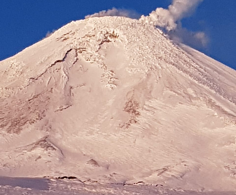 Trevelling to the Avachinsky and Kozelsky volcanoes: Lava-precipice