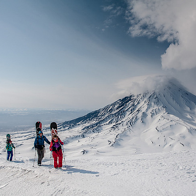 柯里亚克火山和阿卡钦斯基火山斜坡滑雪