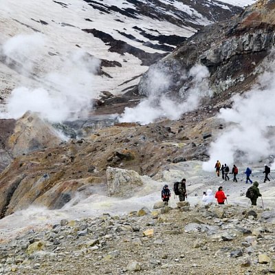 攀登穆特诺夫斯基火山
