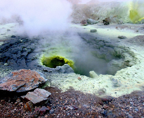 攀登穆特诺夫斯基火山